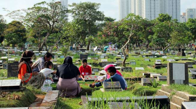 Ziarah kubur di TPU Karet Bivak. (Suara.com/Oke Atmaja)