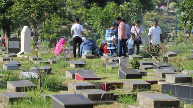 Ziarah kubur di TPU Karet Bivak. (Suara.com/Oke Atmaja)