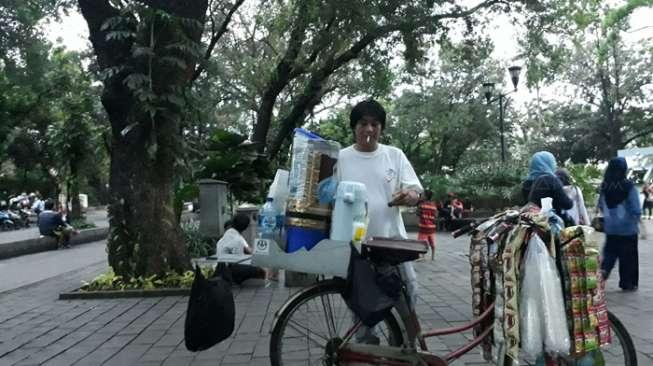 Pedagang Kopi 'Panen Untung' di Taman Depan Rumah Djarot