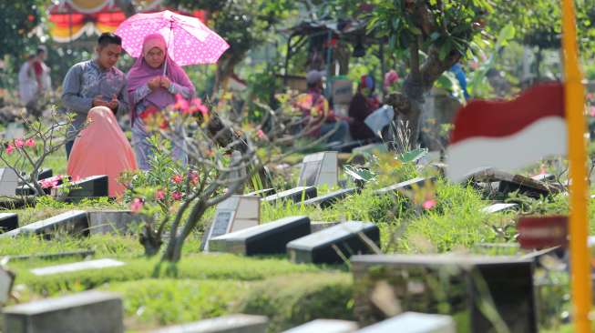 Ziarah kubur di TPU Karet Bivak. (Suara.com/Oke Atmaja)