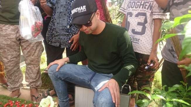 Raffi Ahmad ziarah ke makam Olga Syahputra, TPU Malaka, Pondok Kelapa, Jakarta Timur, Selasa (27/6/2017) [suara.com/Ismail]