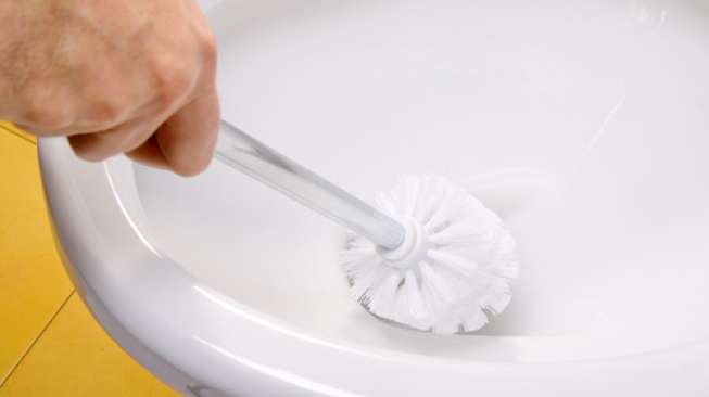 Ilustrasi membersihkan kloset atau toilet. (Shutterstock)