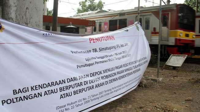 Penutupan perlintasan rel KA sebidang di Tanjung Barat. [Suara.com/Oke Atmaja]