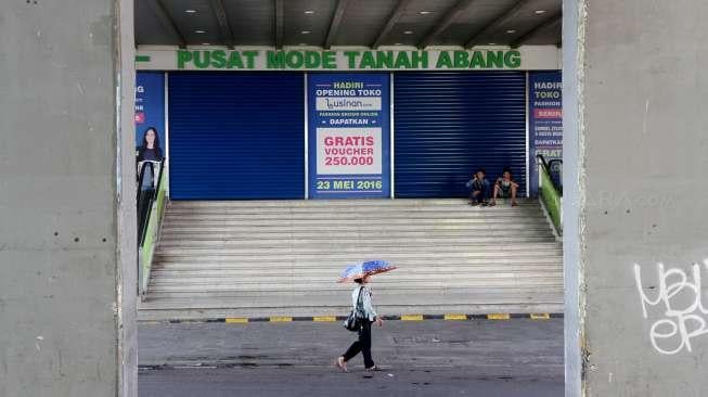 Suasana Pasar Tanah Abang, Jakarta, Selasa (27/6). [Suara.com/Oke Atmaja]