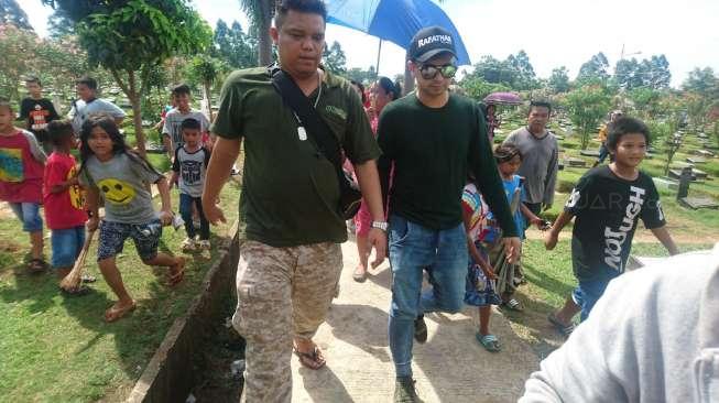 Ziarah ke Makam Olga, Raffi Ahmad 'Ditodong' Anak-anak