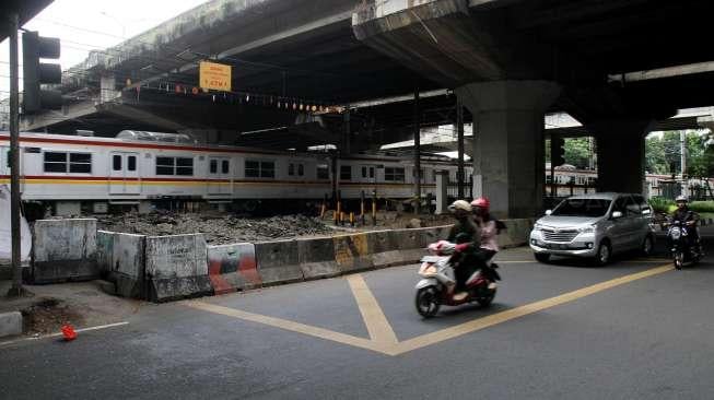 Penutupan perlintasan rel KA sebidang di Tanjung Barat. [Suara.com/Oke Atmaja]