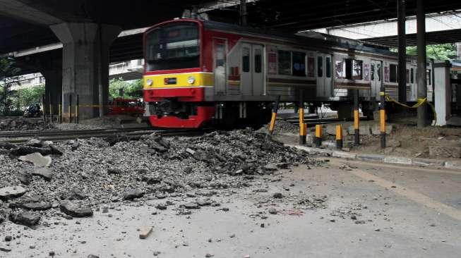 Penutupan perlintasan rel KA sebidang di Tanjung Barat. [Suara.com/Oke Atmaja]