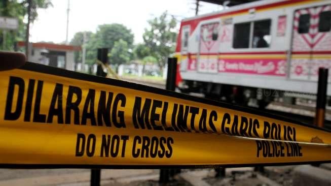 Penutupan perlintasan rel KA sebidang di Tanjung Barat. [Suara.com/Oke Atmaja]