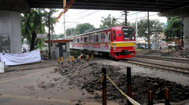 Penutupan perlintasan rel KA sebidang di Tanjung Barat. [Suara.com/Oke Atmaja]