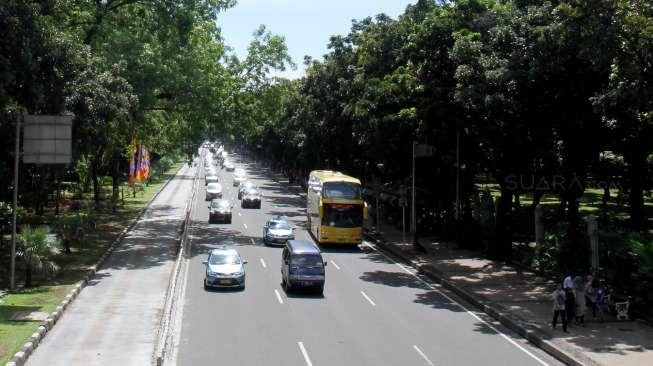 Sejumlah kendaraan melintas di Jalan Merdeka Utara, Jakarta, Rabu (28/6/2017). Polda Metro Jaya tidak memberlakukan aturan ganjil-genap selama libur cuti Lebaran. (Suara.com/Oke Atmaja)