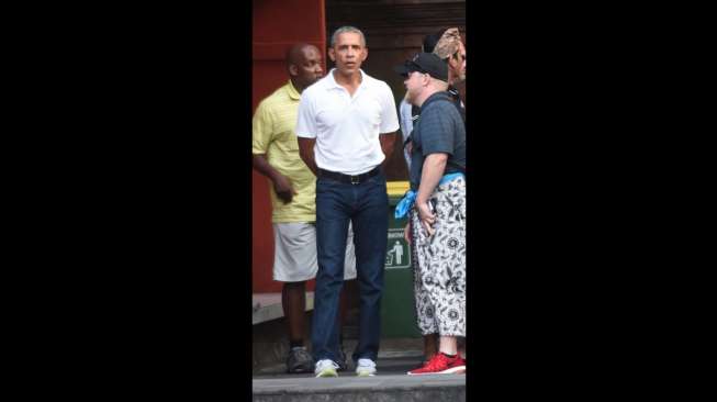 Barack Obama ke Kuil Tirtha Empul, Tampaksiring. (AFP)