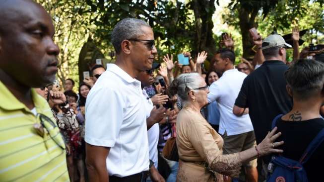 Barack Obama ke Kuil Tirtha Empul, Tampaksiring. (AFP)