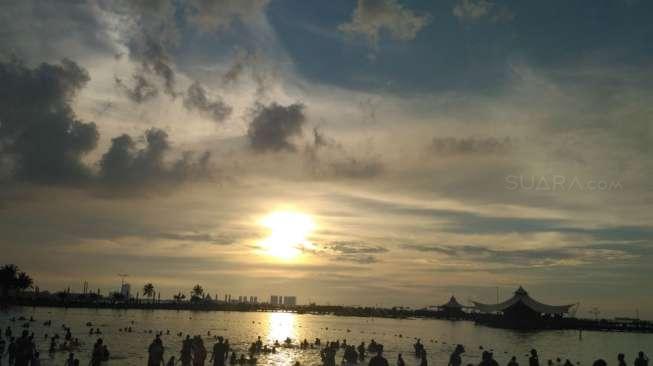 Serunya Menikmati Matahari Terbenam Sambil Main Pasir di Ancol