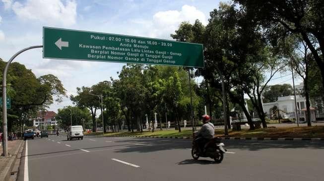 Sejumlah kendaraan melintas di Jalan Merdeka Utara, Jakarta, Rabu (28/6/2017). Polda Metro Jaya tidak memberlakukan aturan ganjil-genap selama libur cuti Lebaran. (Suara.com/Oke Atmaja)