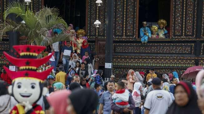 Ribuan wisatawan mengunjungi kawasan wisata rumah adat atau rumah gadang Istana Basa Pagaruyung di Kabupaten Tanah Datar, Sumatera Barat, Kamis (29/6).