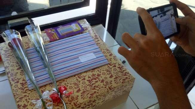 Ahok Ultah di Sel Mako Brimob, Pendukung Kirim Kue dan Bunga