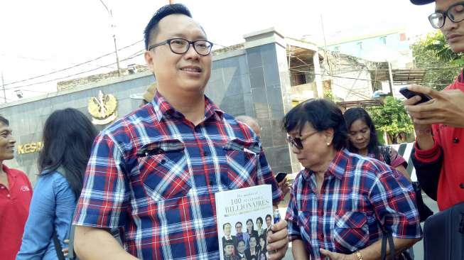 Pendukung Tunggu Veronica Tan Agar Diizinkan Masuk Temui Ahok