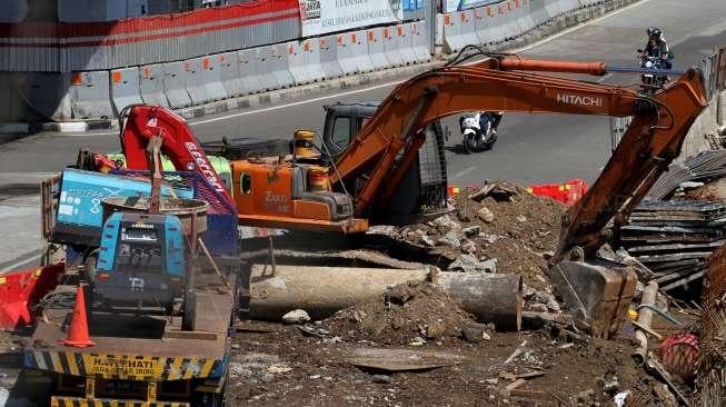 Pembangunan proyek underpass  di perempatan Matraman, Jakarta, Kamis (29/6).