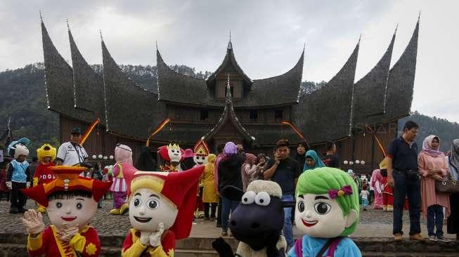 Ribuan wisatawan mengunjungi kawasan wisata rumah adat atau rumah gadang Istana Basa Pagaruyung di Kabupaten Tanah Datar, Sumatera Barat, Kamis (29/6).