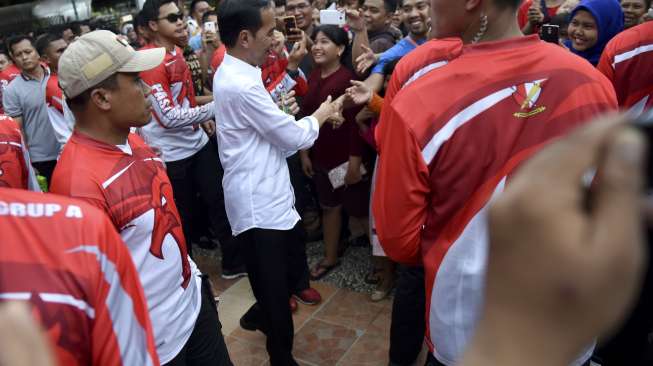 Presiden Joko Widodo bersama Ibu Negara Iriana Joko Wododo serta putranya Kaesang Pangarep dan Kahiyang Ayu mengunjungi Pusat Primata Schmutzer di Kebun Binatang Ragunan Jakarta, Kamis (29/6).