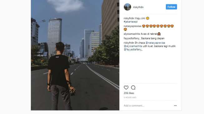 Kocak! Aksi Nyeleneh Warga saat Jakarta Sepi