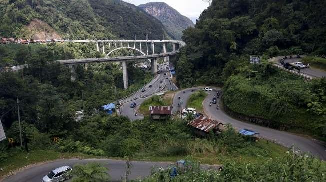 Jembatan Kelok Sembilan, Kabupaten 50 Kota, Sumatera Barat, Jumat (30/6).