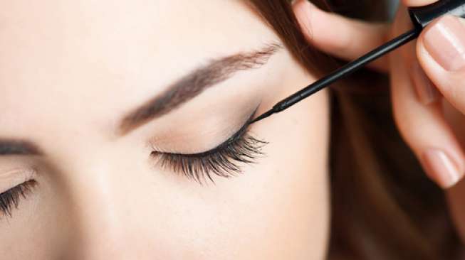 Ilustrasi perempuan memakai eyeliner (Shutterstock)