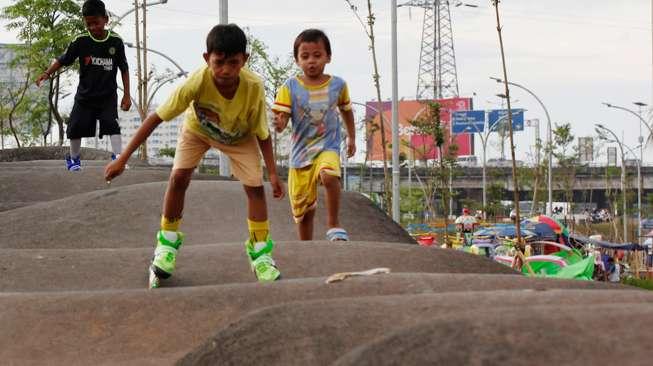 Pengunjung memadati Ruang Publik Terpadu Ramah Anak (RPTRA) Kalijodo di Jakarta, Jumat (30/6).