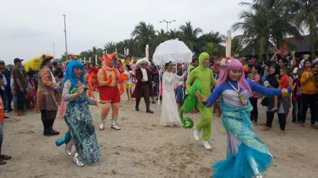 Ada Ubur-ubur Berjalan di Pantai Ancol. Kok Bisa?