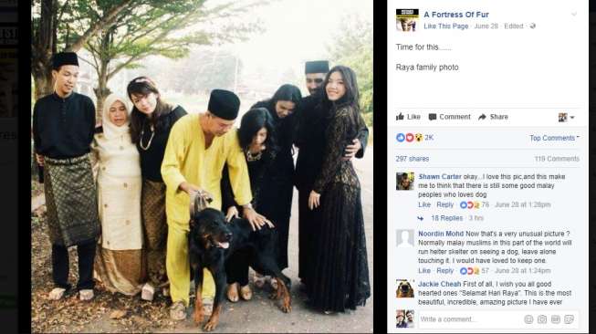 Viral! Keluarga Ini Unggah Foto Lebaran Bersama Anjing