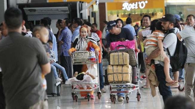 Pemudik mulai berdatangan usai pulang dari kampung halamannya, di Bandara Halim Perdanakusuma, Jakarta, Jumat (30/6).