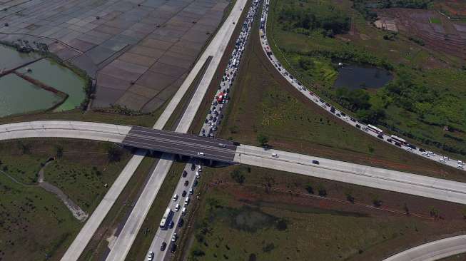 Kendaraan terjebak kemacetan di Tol Cipali arah Jakarta keluar menuju gerbang tol Subang, Jawa Barat, Sabtu (1/7).