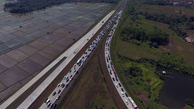  disebabkan antrean masuk rest area KM 102.