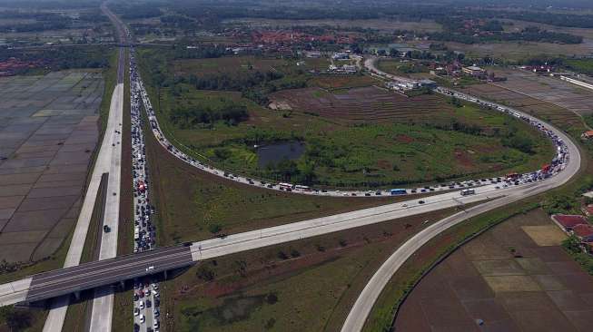 Kendaraan terjebak kemacetan di Tol Cipali arah Jakarta keluar menuju gerbang tol Subang, Jawa Barat, Sabtu (1/7).