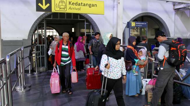 Pemudik tiba di Stasiun Pasar Senen, Jakarta, Sabtu (1/7).