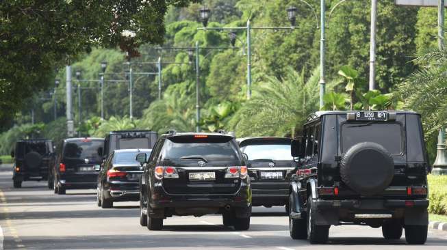 Iring-iringan kendaraan yang membawa mantan Presiden Amerika Serikat (AS) Barack Obama dan keluarganya tampak meninggalkan Hotel Mandarin Oriental, menuju Bandara Halim Perdanakusuma di Jakarta, Minggu (2/7/2017). [Antara/Akbar Nugroho Gumay]