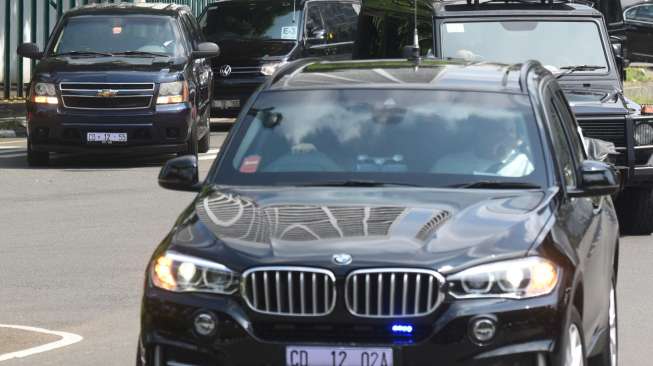 Rombongan kendaraan yang membawa mantan Presiden Amerika Serikat (AS) Barack Obama dan keluarganya tampak meninggalkan Hotel Mandarin Oriental, menuju Bandara Halim Perdanakusuma di Jakarta, Minggu (2/7/2017). [Antara/Akbar Nugroho Gumay]