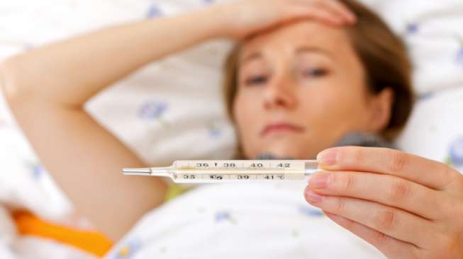 Ilustrasi perempuan sedang demam. (Shutterstock)