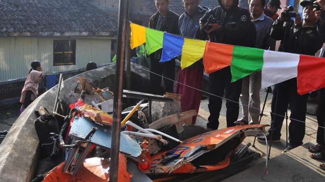 Kotak hitam atau Black Box (Cockpit Voice Recorder) halikopter Basarnas yang jatuh di kawasan lereng gunung Butak Desa Canggal, Candiroto,Temanggung, Jateng, Senin (3/7).