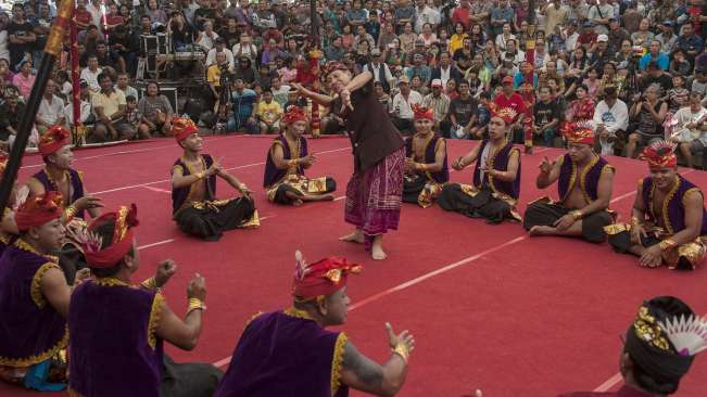 Pementasan tari kolaborasi Genjek-Joged di Pesta Kesenian Bali ke-39, Taman Budaya Denpasar, Selasa (4/7). 