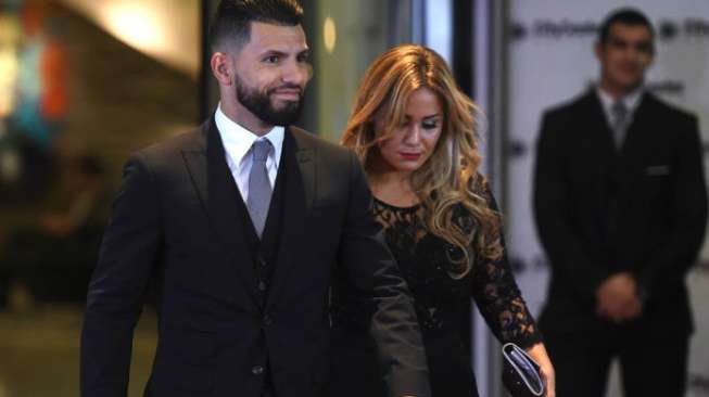 Striker Manchester City Sergio Aguero bersama isteri [AFP]