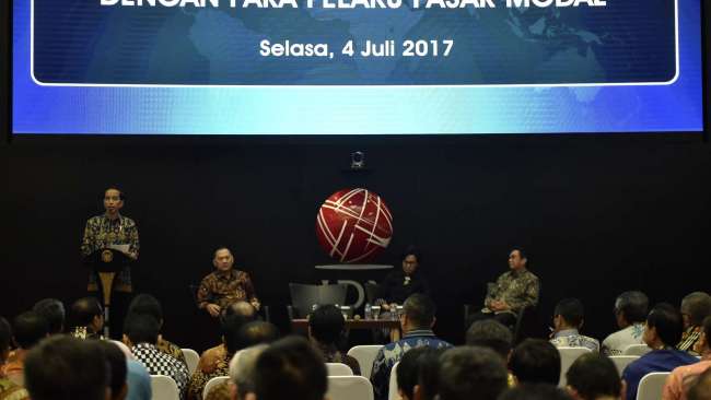 Presiden Joko Widodo (kiri) didampingi Menteri Keuangan Sri Mulyani (kanan) dan Gubernur Bank Indonesia Agus Martowardojo memberikan arahan ketika melakukan dialog dengan pelaku pasar modal di Bursa Efek Indonesia, Jakarta, Rabu (4/7). 