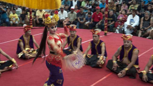 Kesenian tersebut merupakan perpaduan dua tari Bali.