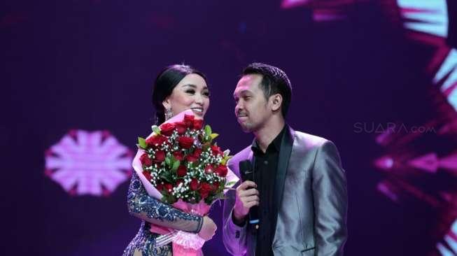 Zaskia Gotik dilamar kekasihnya, Ryan, di panggung Konser Lebaran Bidadari Dangdut, Indosiar, Senin (3/7/2017). [suara.com/Wahyu]