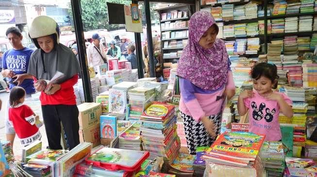 Penjualan buku dan alat tulis di kawasan Pasar Kramat Jati, Jakarta, Selasa (4/7).