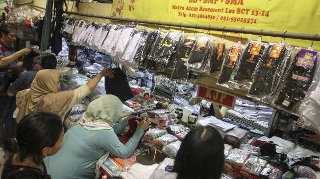 Penjualan seragam sekolah di salah satu toko di Pasar Baru, Jakarta, Selasa (4/7).