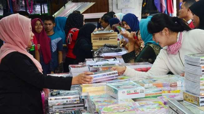 Penjualan buku dan alat tulis di kawasan Pasar Kramat Jati, Jakarta, Selasa (4/7).