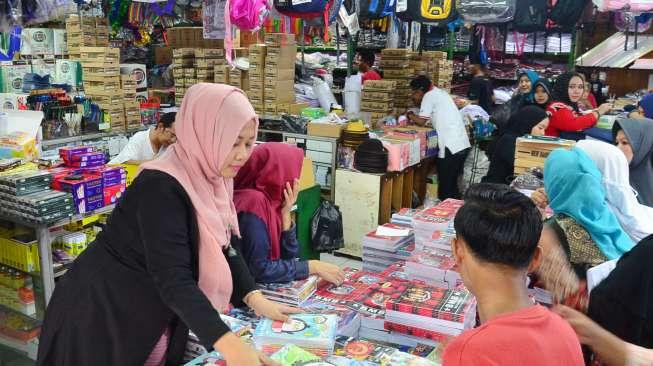 Penjualan buku dan alat tulis di kawasan Pasar Kramat Jati, Jakarta, Selasa (4/7).