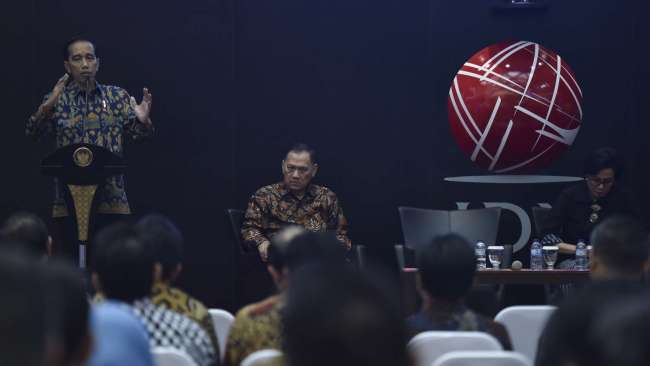 Presiden Joko Widodo (kiri) didampingi Menteri Keuangan Sri Mulyani (kanan) dan Gubernur Bank Indonesia Agus Martowardojo memberikan arahan ketika melakukan dialog dengan pelaku pasar modal di Bursa Efek Indonesia, Jakarta, Rabu (4/7).