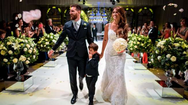 Lionel Messi bersama isterinya Antonella Rocuzzo [AFP]